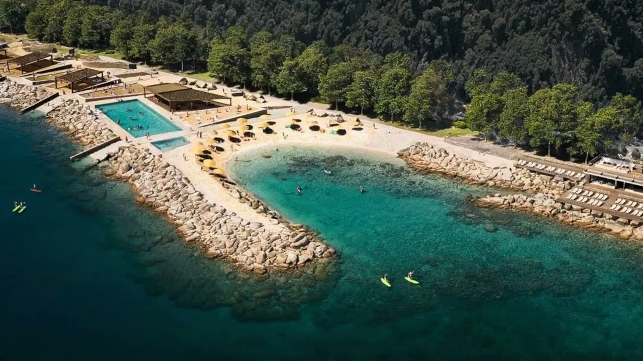 La riviera di Barcola lungo il golfo di Trieste, con i bagnanti sui terrazzamenti