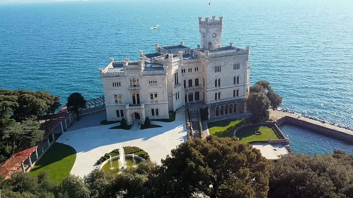 Il castello di Miramare sul promontorio affacciato sul mare, vicino a Trieste