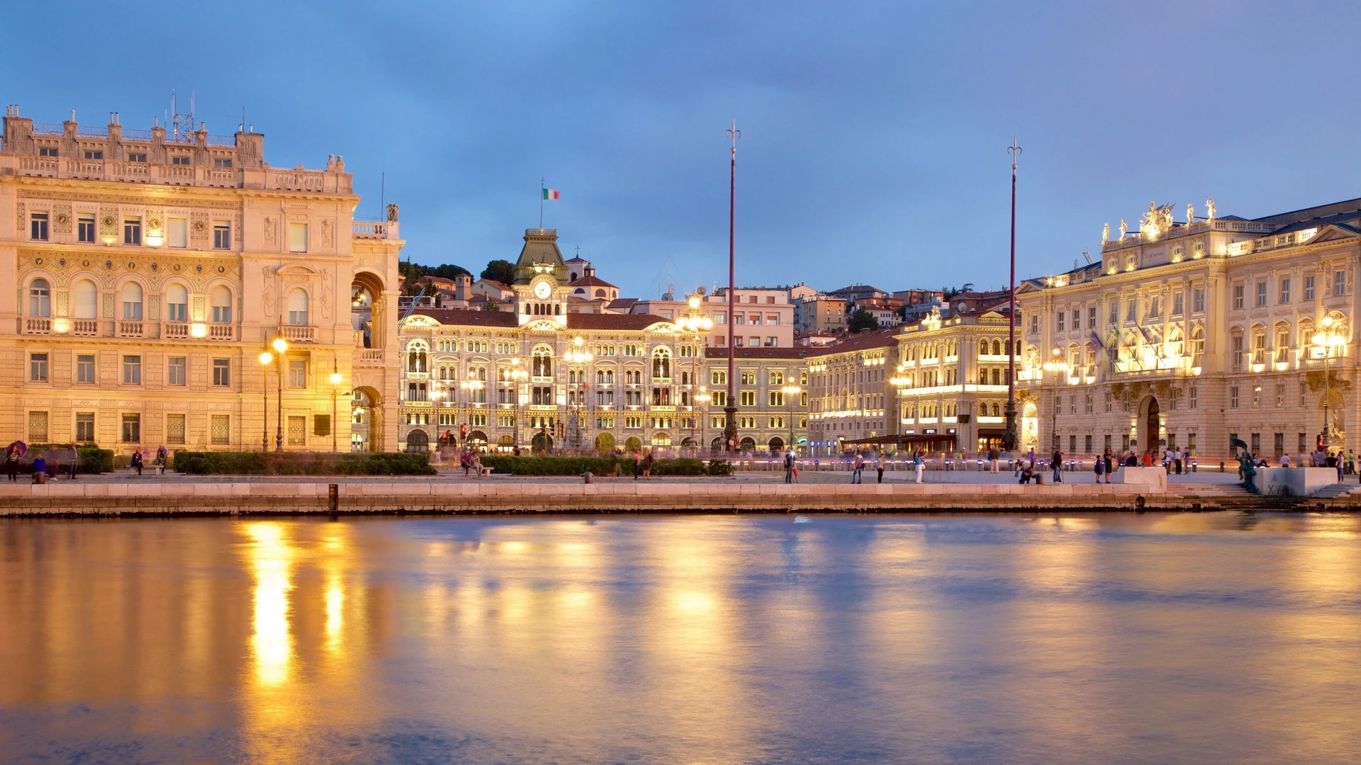 Piazza Unità d'Italia a Trieste, raggiungibile in treno dalla linea Venezia-Trieste
