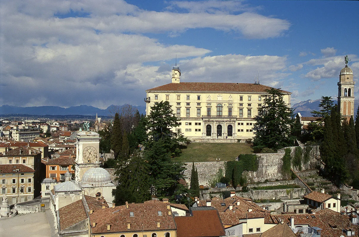 Il castello di Udine sul colle, con la loggia e la vista sulla città