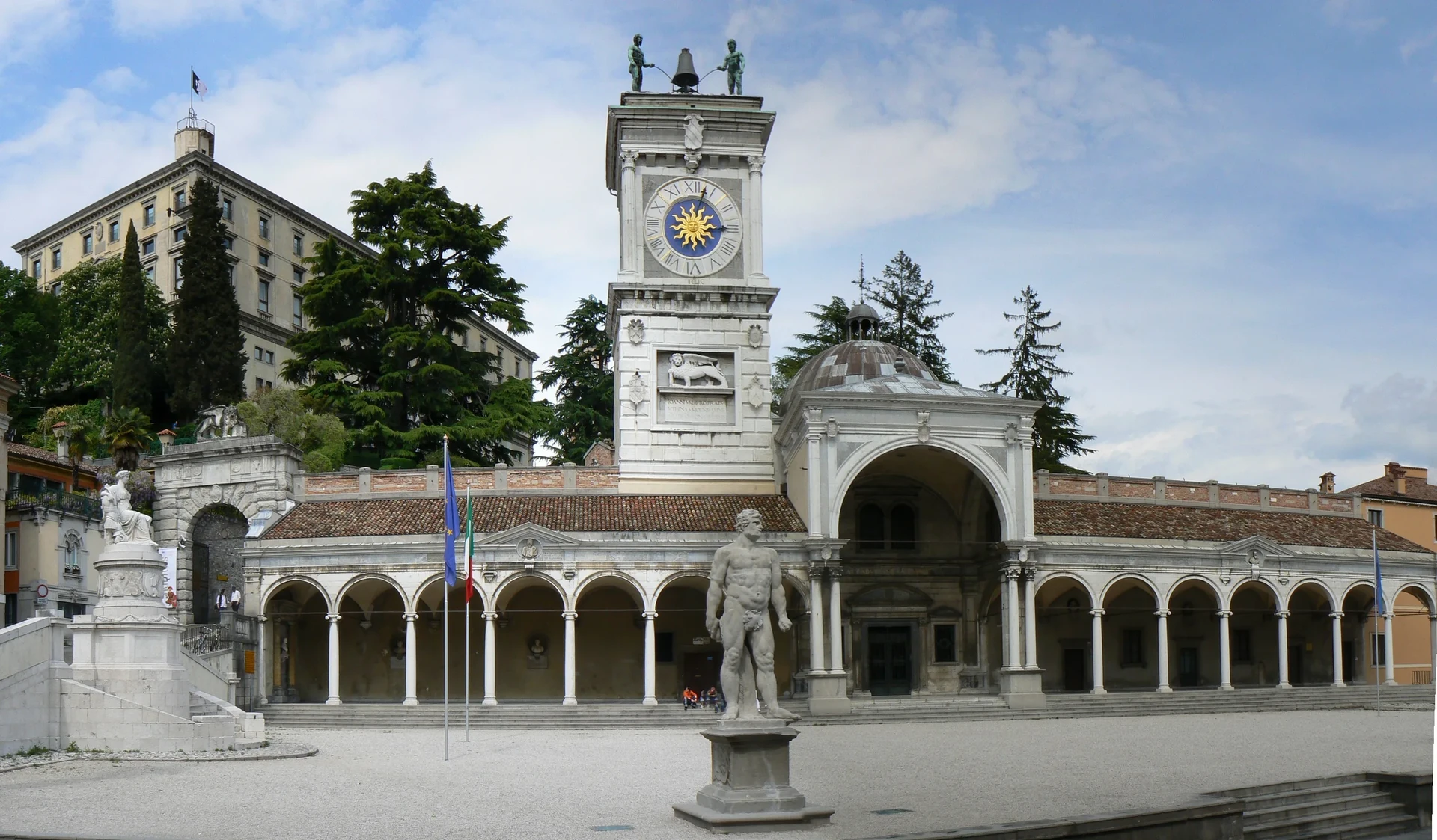 Piazza Libertà a Udine con la Loggia del Lionello e la torre dell'orologio