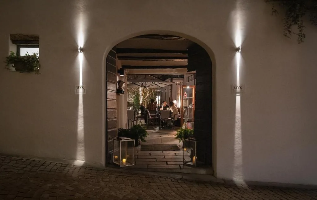Uve Rooms & Wine Bar nel cuore di La Morra, tra le colline del Barolo