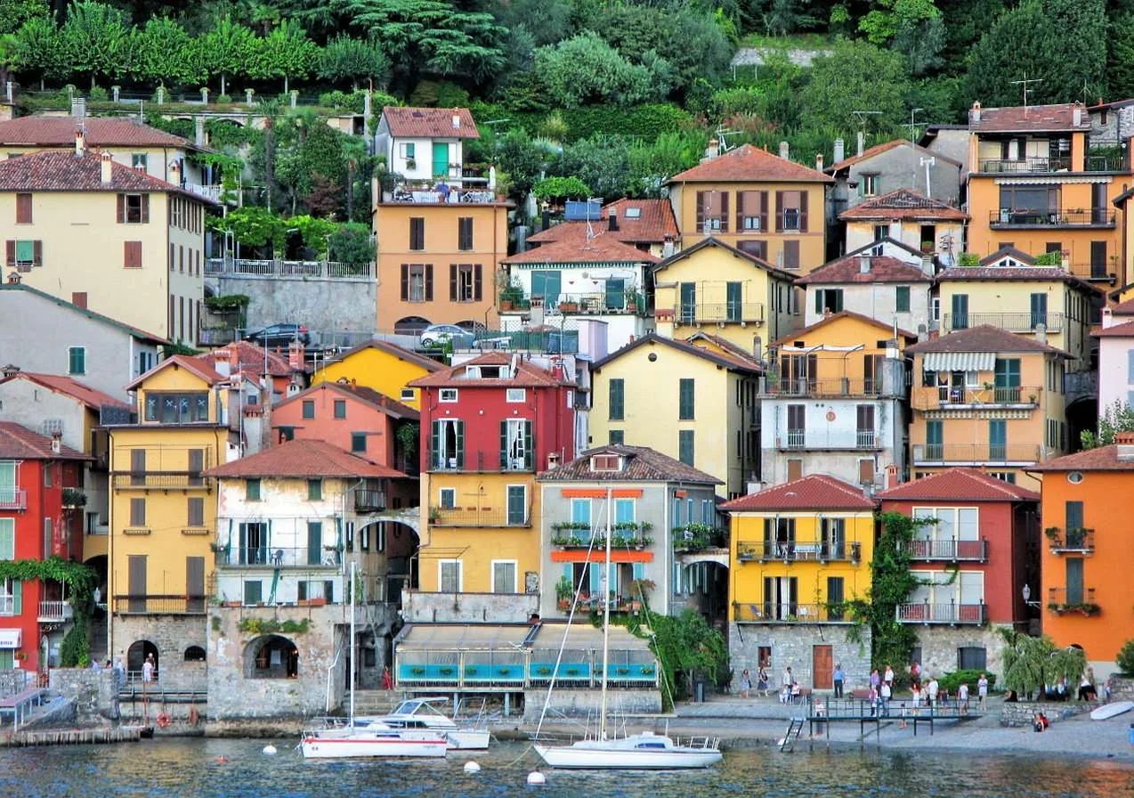 Il borgo di Varenna con le case colorate e la passeggiata sul lago