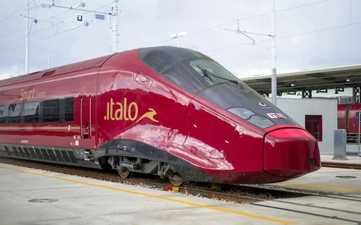 Un treno ad alta velocità in una stazione del Veneto