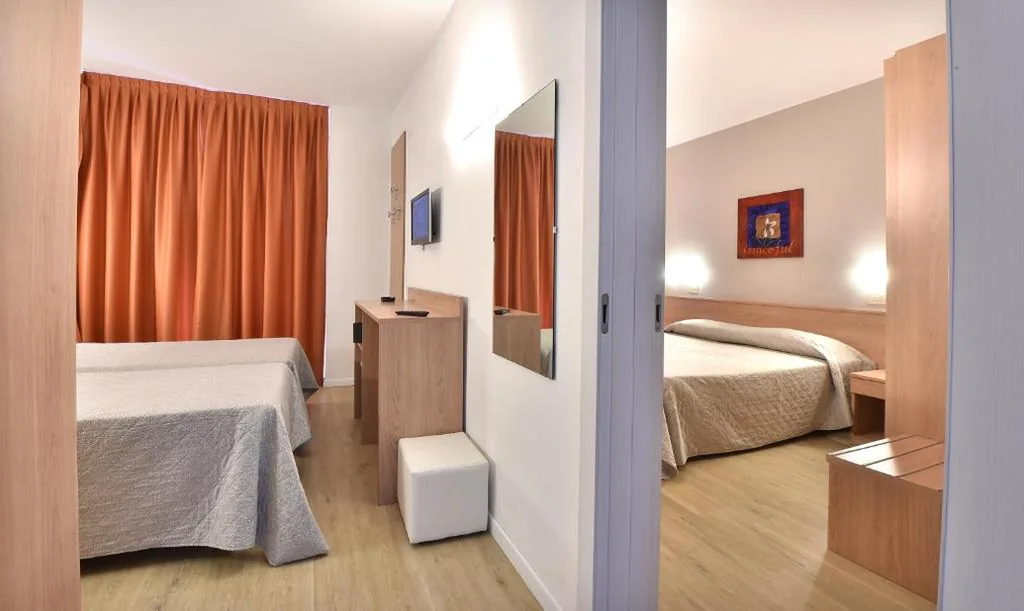 2 Camere Comunicanti (4 Adulti) — Hotel Meublè Nazionale