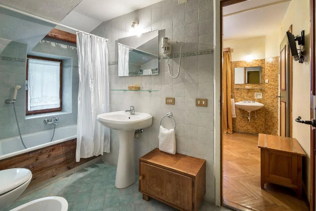 2 Camere Comunicanti — Hotel Corona