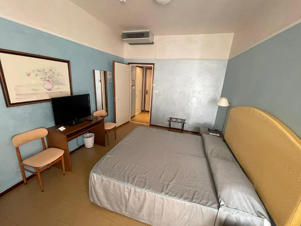 2 Camere Comunicanti — Hotel Universo