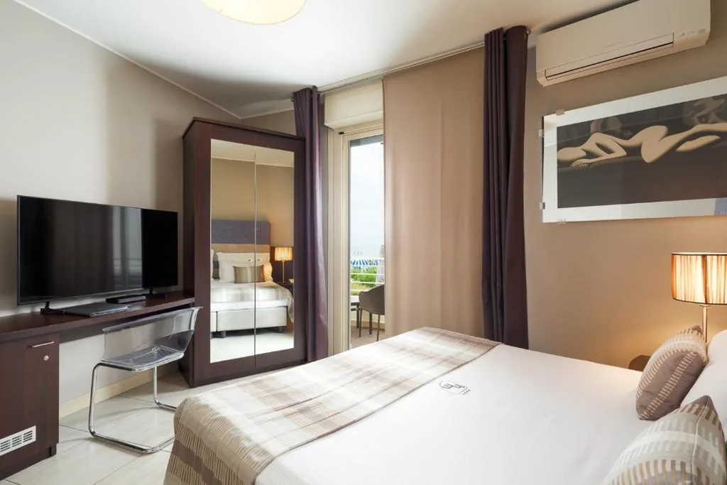 2 Camere Matrimoniali Comunicanti con Vista Mare Laterale — Hotel Mariver