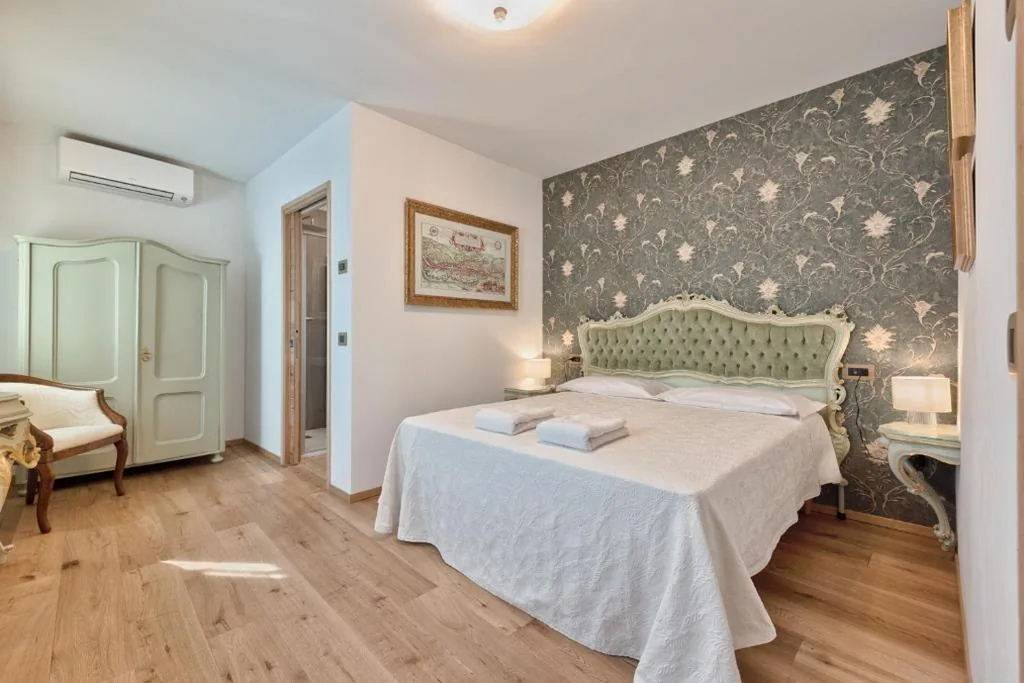 Ampia Camera Matrimoniale — b&b casa largo la piazzola