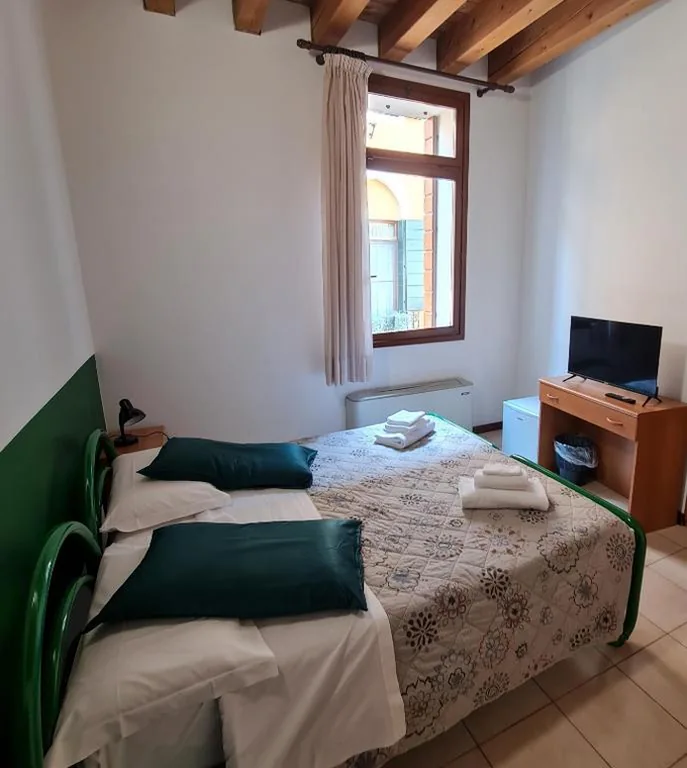 Ampia Camera Matrimoniale/Doppia con Letti Singoli — Casa Santa Caterina e Sant Antonio