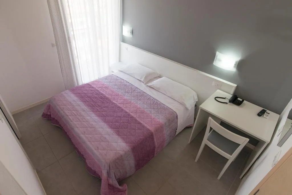 Ampia Camera Matrimoniale/Doppia con Letti Singoli — Hotel Atene
