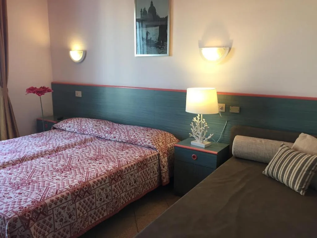 Ampia Camera Matrimoniale/Doppia con Letti Singoli — Hotel Storione