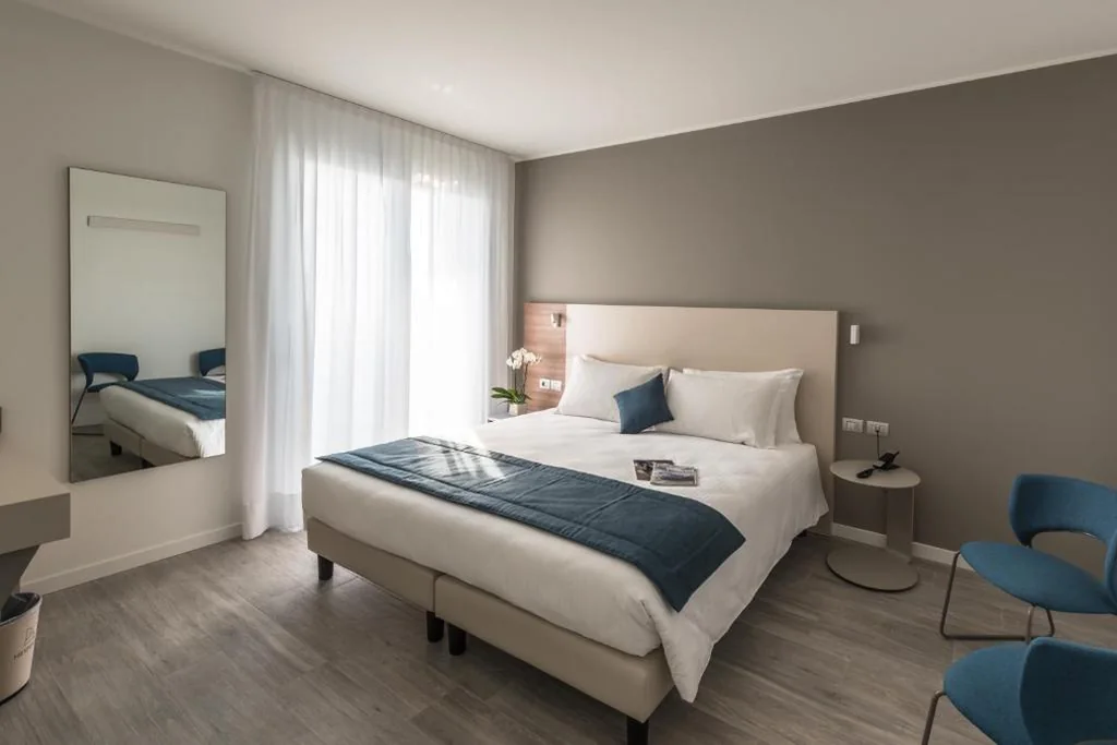 Ampia Camera Matrimoniale — Hesperia Hotel & Residence