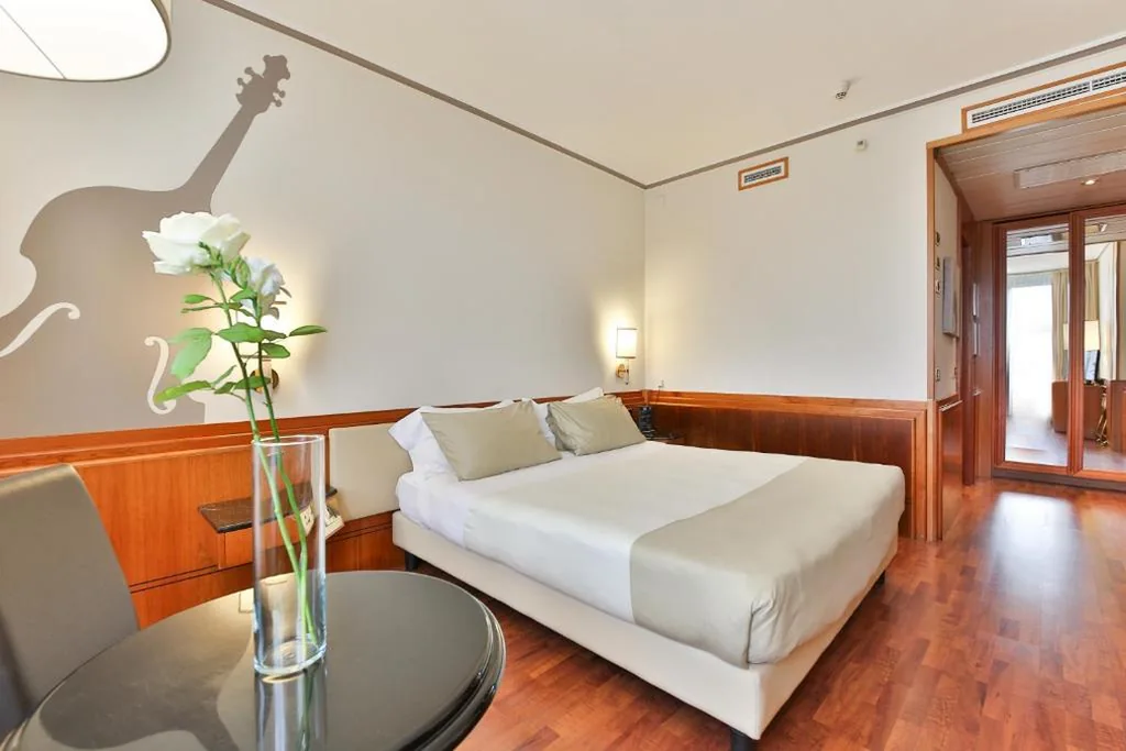 Large Double Room — Hotel Leon d’Oro
