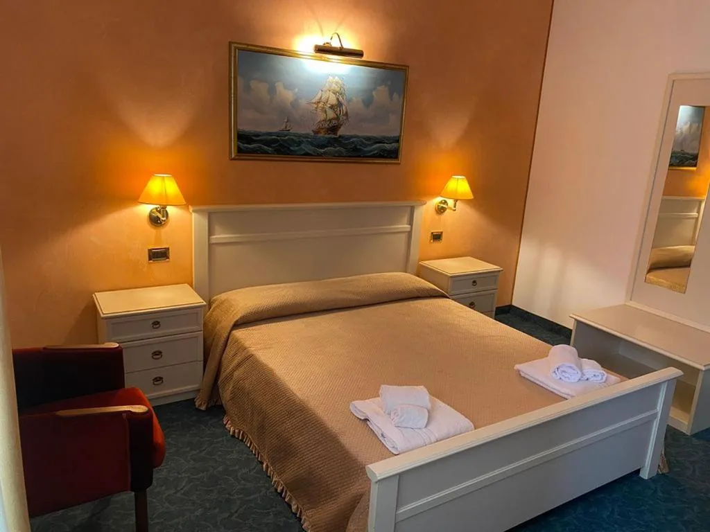 Large Double Room — Hotel Rey’s