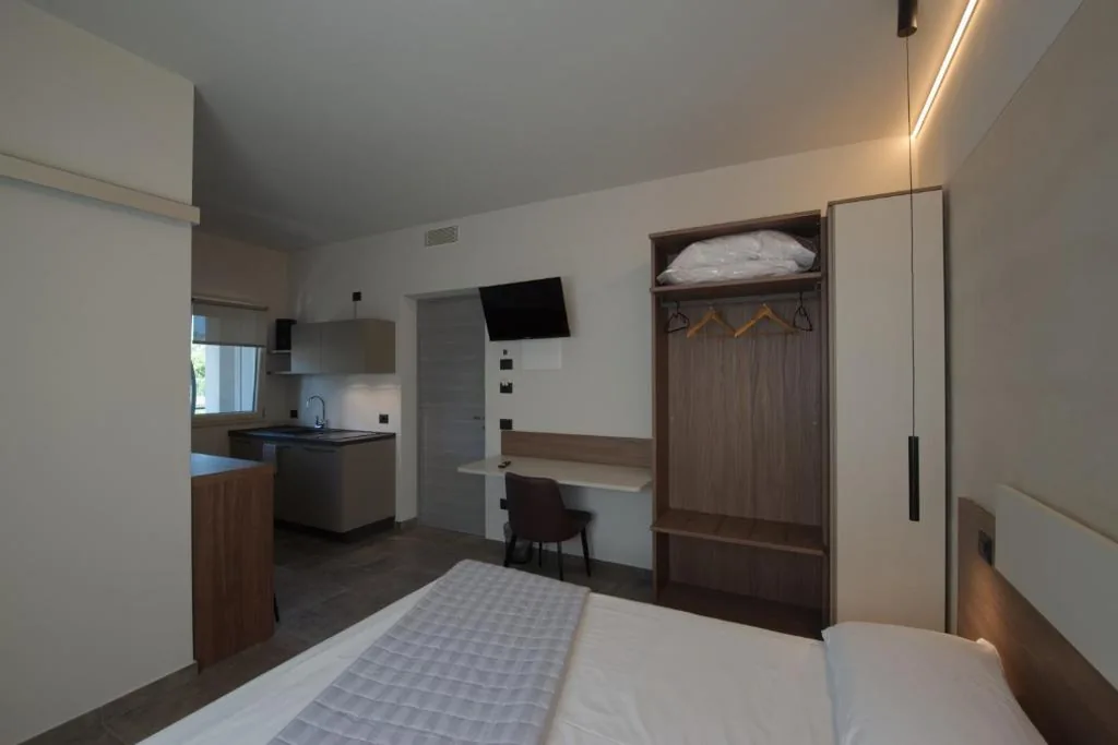 Ampia Camera Matrimoniale — Via Goito 25 Rooms & Apartment