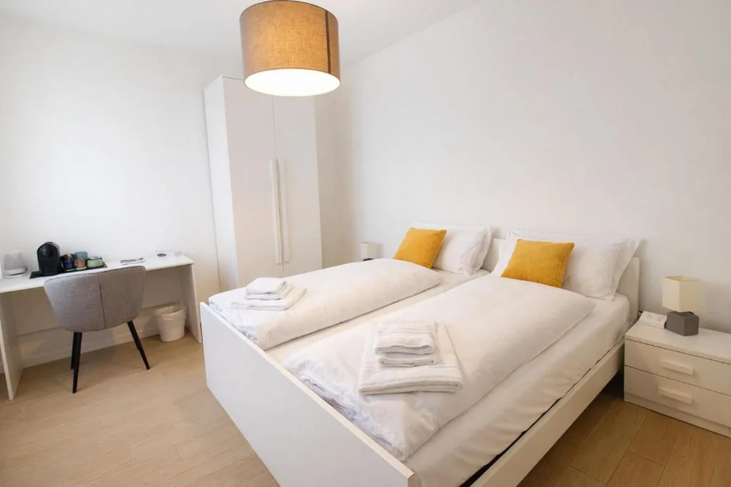 Ampia Camera Matrimoniale — Villa Lucchetta – Tre Camere e Appartamento con parcheggio Interno