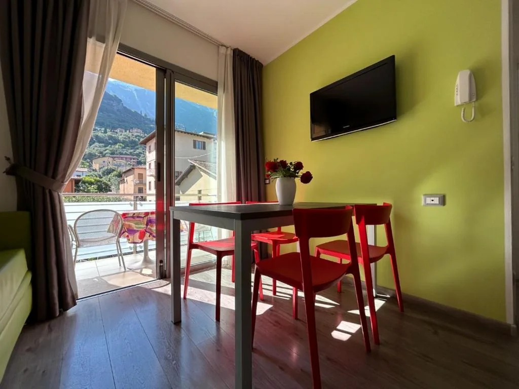 Appartamento con 1 Camera da Letto, Vista Montagna e 2 Balconi — Gardesana Active Apartments