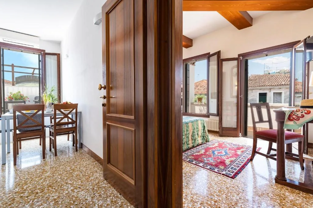 Two-Bedroom Apartment with Terrace and Canal View — Palazzo Schiavoni Residenza d’epoca & Suite-Apartments