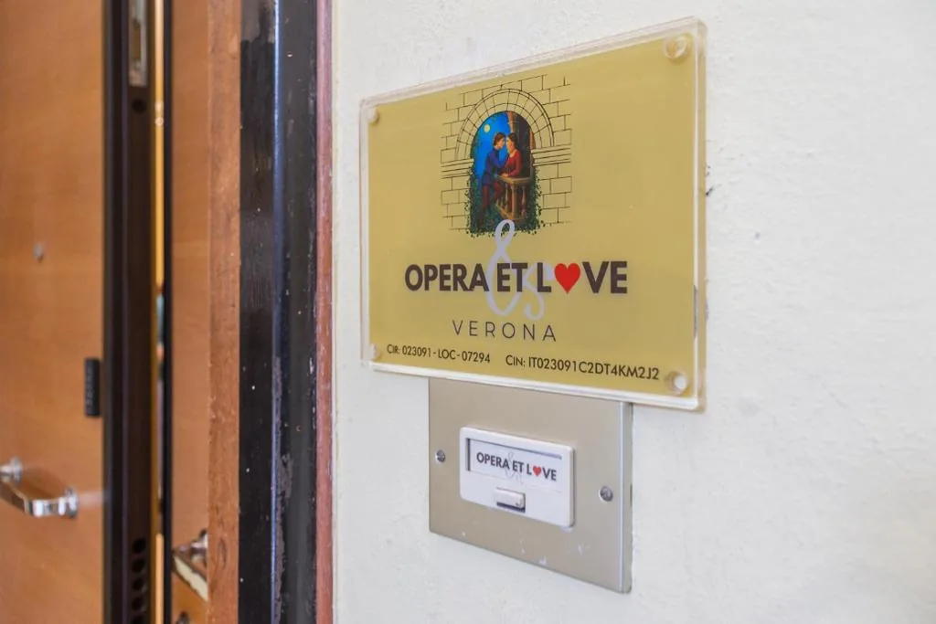 Appartamento con 4 Camere da Letto — OPERA et LOVE – 200m dall’Arena con convenzione per Parcheggio e Colazione in pasticceria adiacente