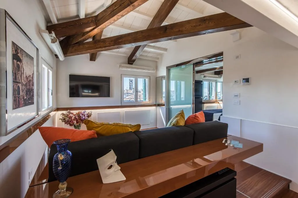 Deluxe One-Bedroom Apartment with View - Non-Smoking — Hotel Rialto