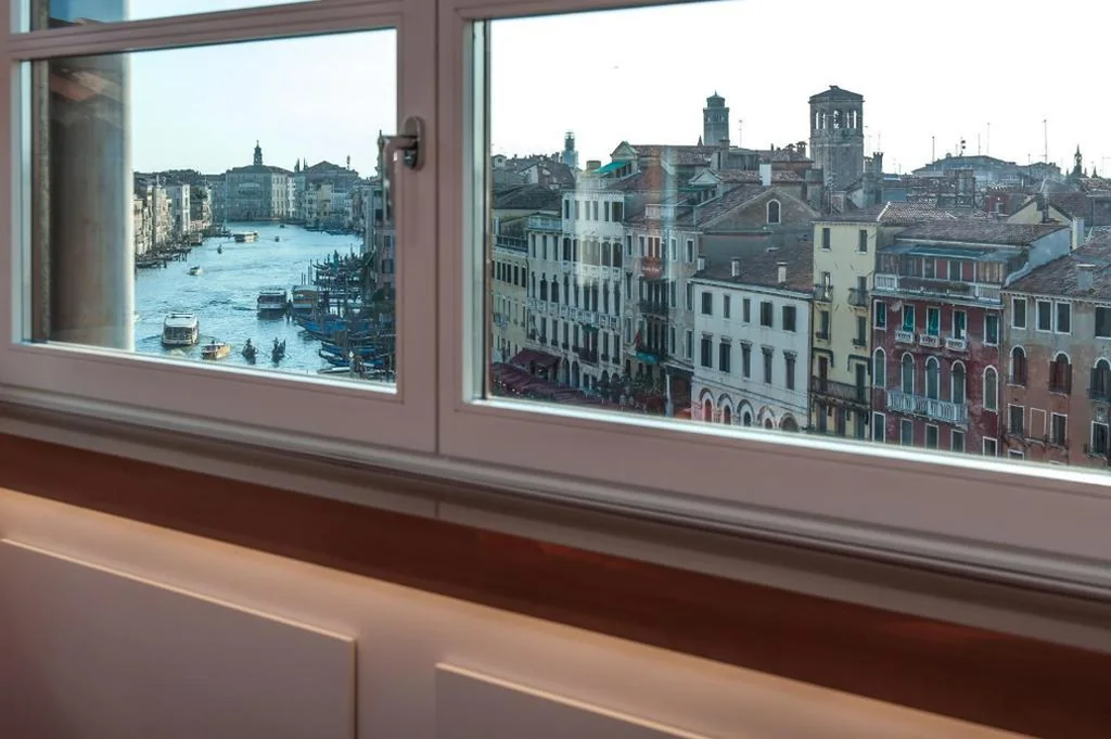 Luxury One-Bedroom Apartment with View - Non-Smoking — Hotel Rialto