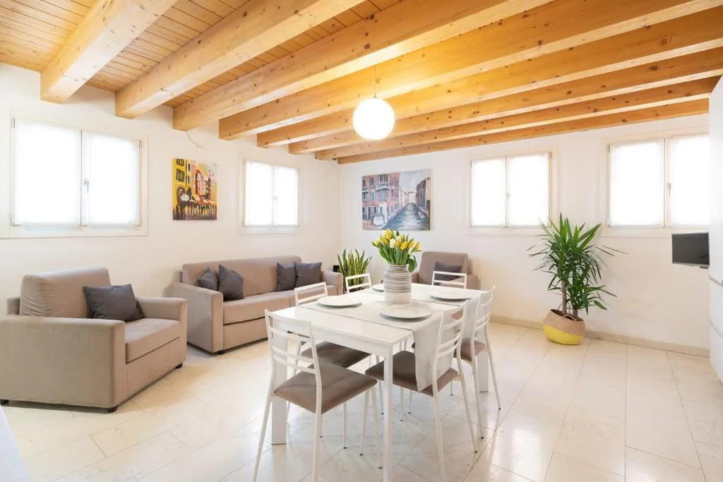 Appartamento su 2 Livelli con 2 Camere da Letto e Vista Canale — Ca’ Degli Antichi Giardini Apartments
