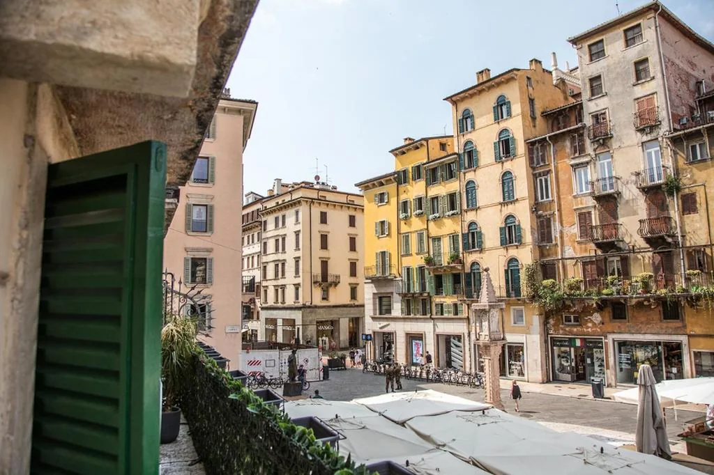 Aurelia Luxury – Piazza delle Erbe — foto 6