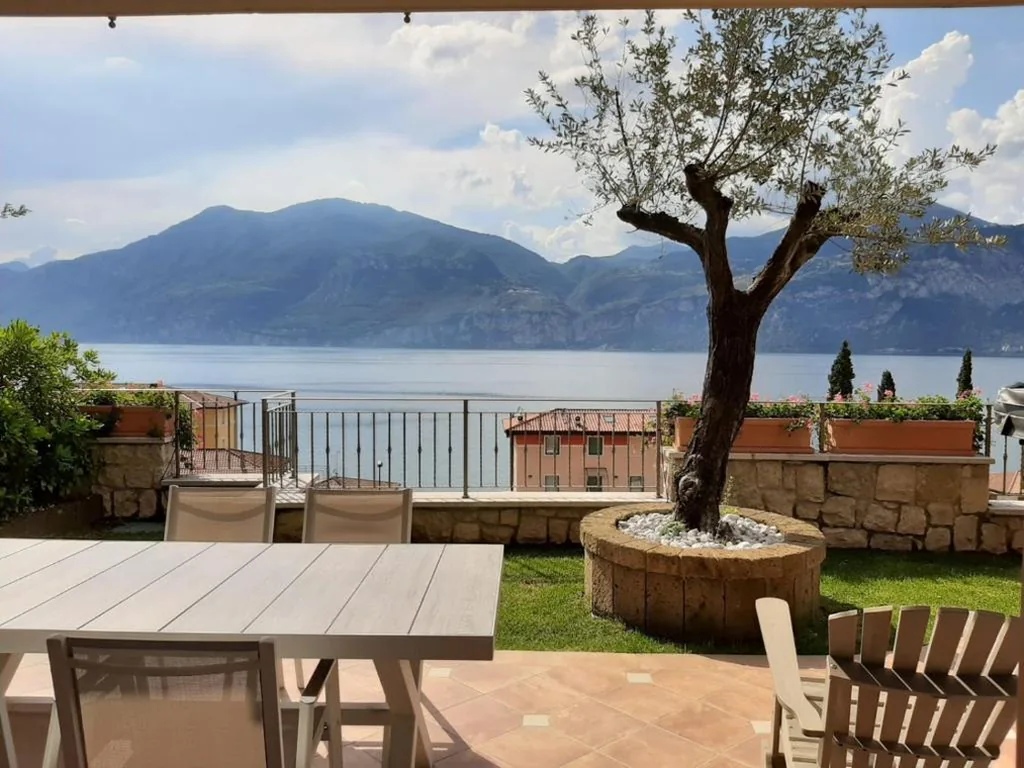 BMP APARTMENT DELUXE 2 JACUZZI RISCALDATA PRIVATA vista Lago di Garda — foto 5
