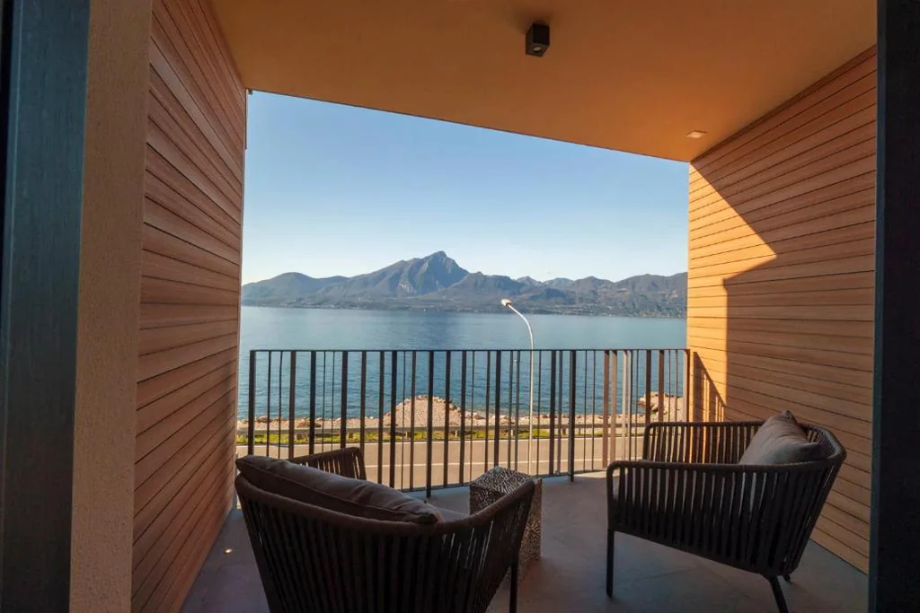Business King Suite with Lake view and Balcony — Attilio High Living Suites – Adults Only