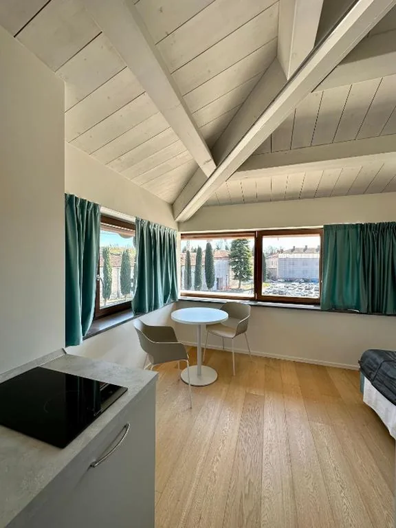 C House Rooms Lake