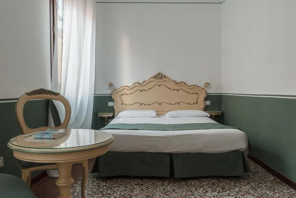 Ca’ San Trovaso – 6 Rooms