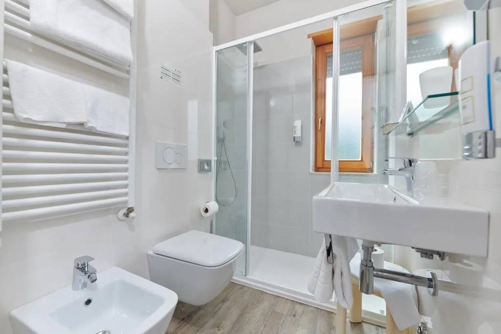 Camera Basic Matrimoniale/Doppia con Letti Singoli — Eco Hotel Benacus