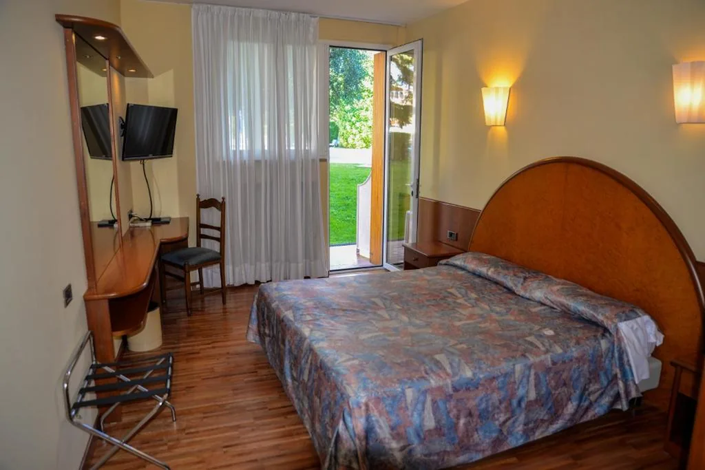 Basic Double or Twin Room — Hotel Continental