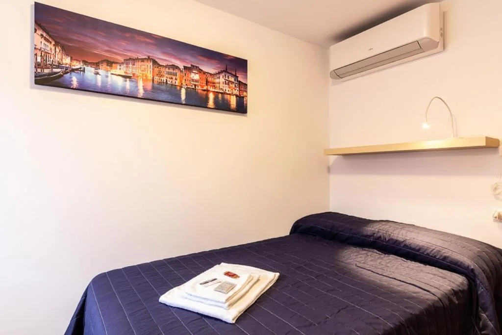 Camera Budget con Bagno in Comune — Veneziacentopercento Rooms