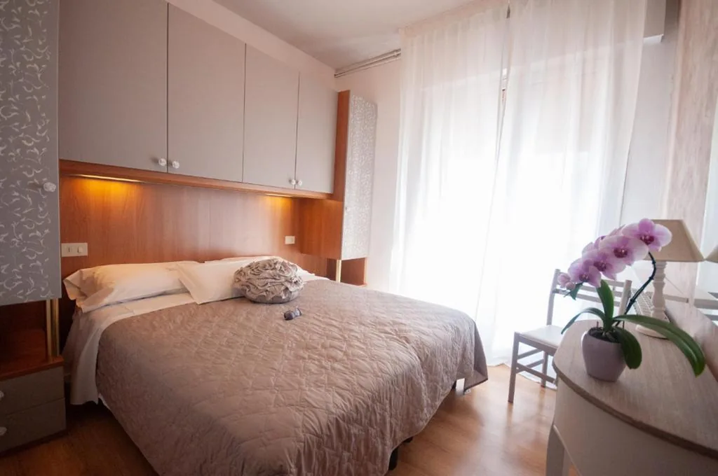 Budget Double or Twin Room — Hotel Crystal