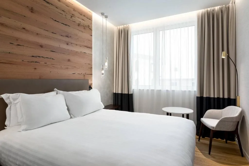 Camera Classic con Letto Queen-Size — AC Hotel Venezia by Marriott