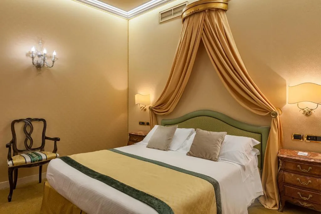 Camera Classic Matrimoniale/Doppia con Letti Singoli — Hotel Ca’ dei Conti
