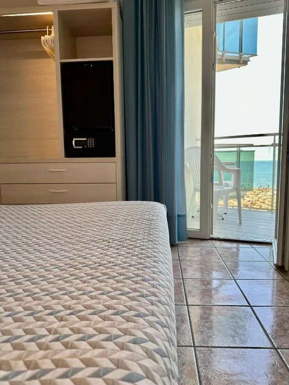 Camera Classic Matrimoniale/Doppia con Letti Singoli con Balcone e Vista Mare Laterale — Hotel Nizza Frontemare Superior 3 Stelle