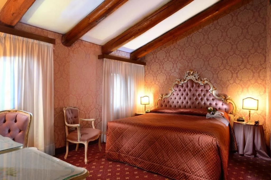 Classic Double or Twin Room - Non-Smoking — Hotel Rialto