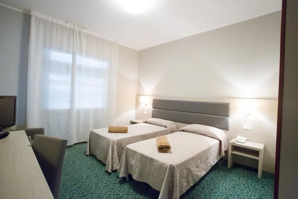 Camera Classic Matrimoniale/Doppia con Letti Singoli — Hotel Smeraldo
