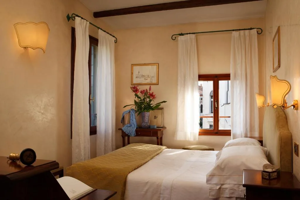 Classic Double or Twin Room — Pensione Accademia – Villa Maravege