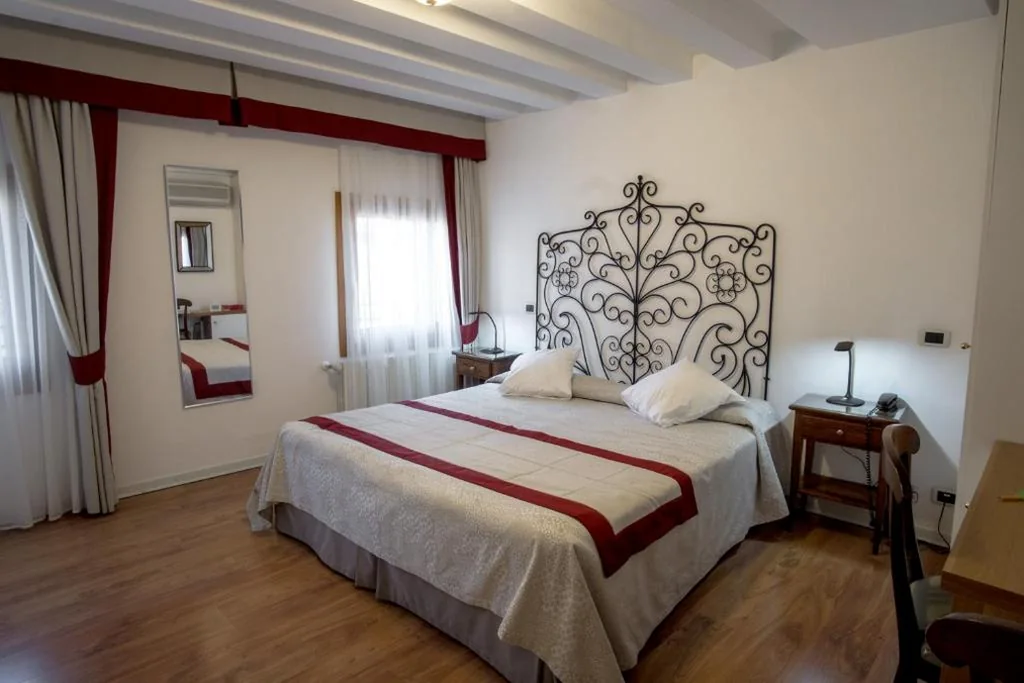 Camera Comfort Matrimoniale/Doppia con Letti Singoli — Hotel Antigo Trovatore