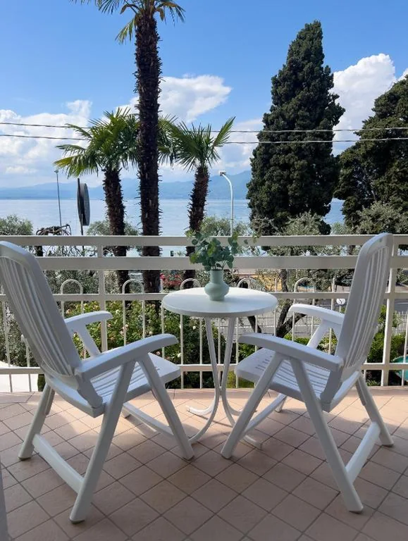 Camera Comfort Matrimoniale/Doppia con Letti Singoli con Vista Lago — Hotel Benacus Torri del Benaco