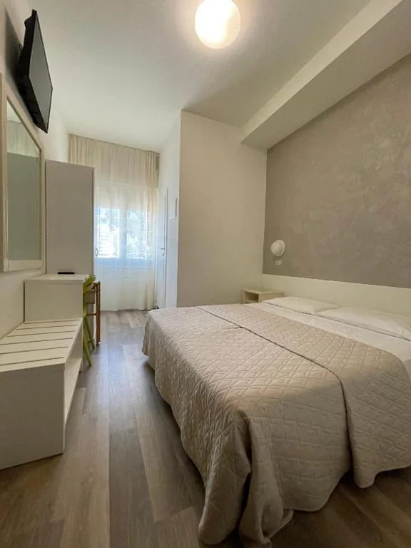 Camera Comfort Matrimoniale/Doppia con Letti Singoli — Hotel Cristina