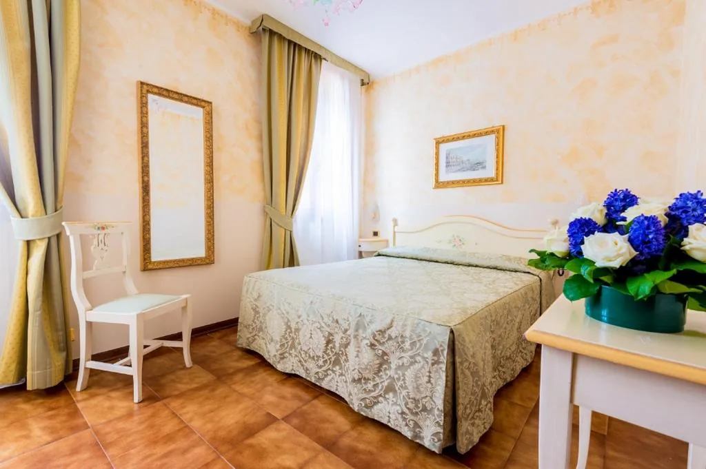 Camera Comfort Matrimoniale/Doppia con Letti Singoli — Hotel Mercurio