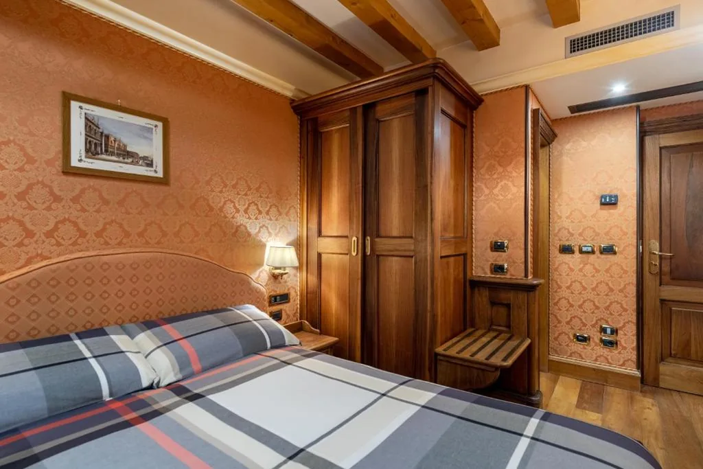 Camera Comfort Matrimoniale/Doppia con Letti Singoli - Dependance — Hotel Montecarlo