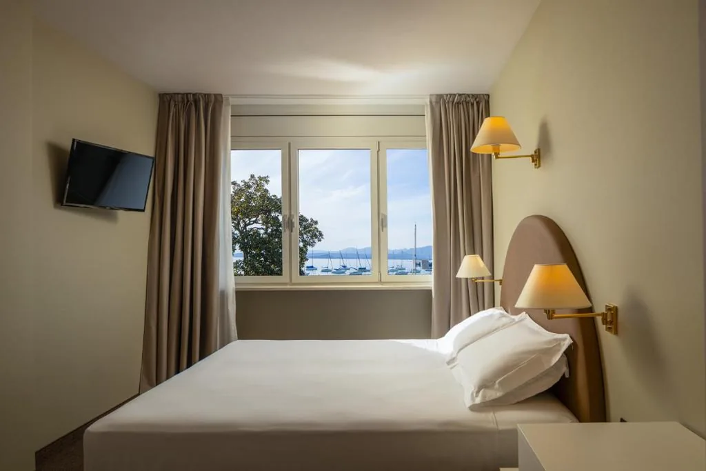 Comfort Double or Twin Room with Lake View — Hotel Nettuno