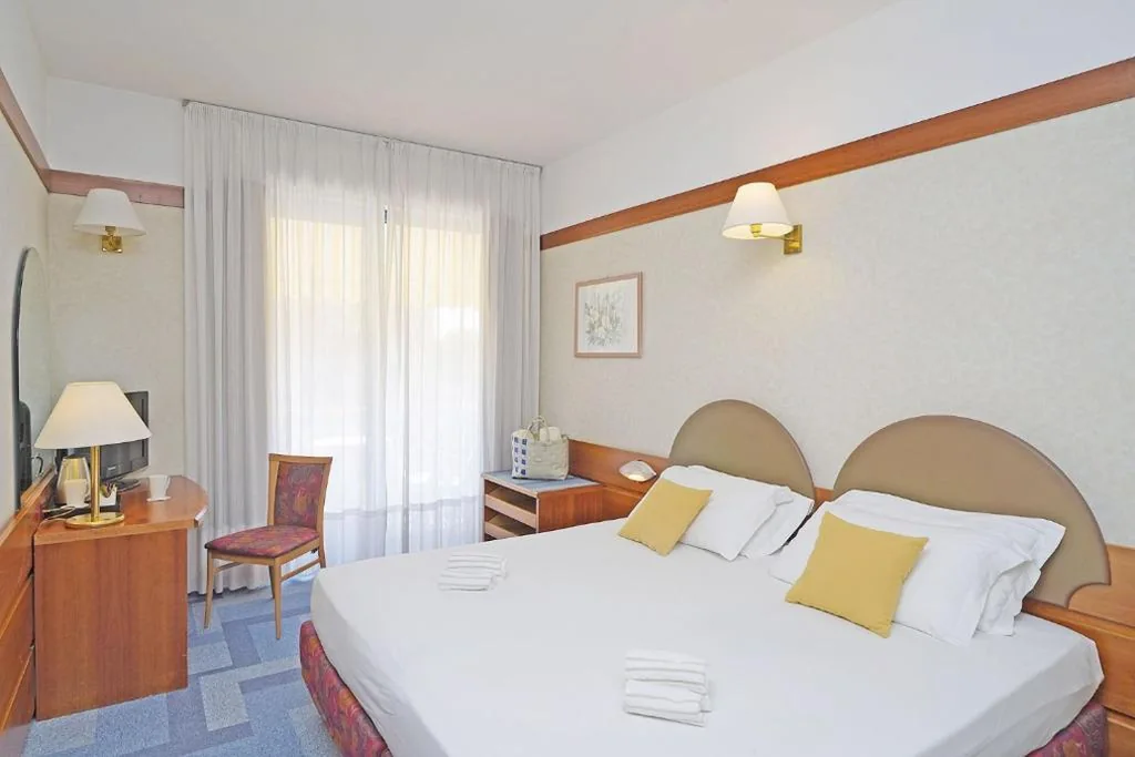 Camera Comfort Matrimoniale/Doppia con Letti Singoli con Vista Lago Laterale — Hotel Sportsman