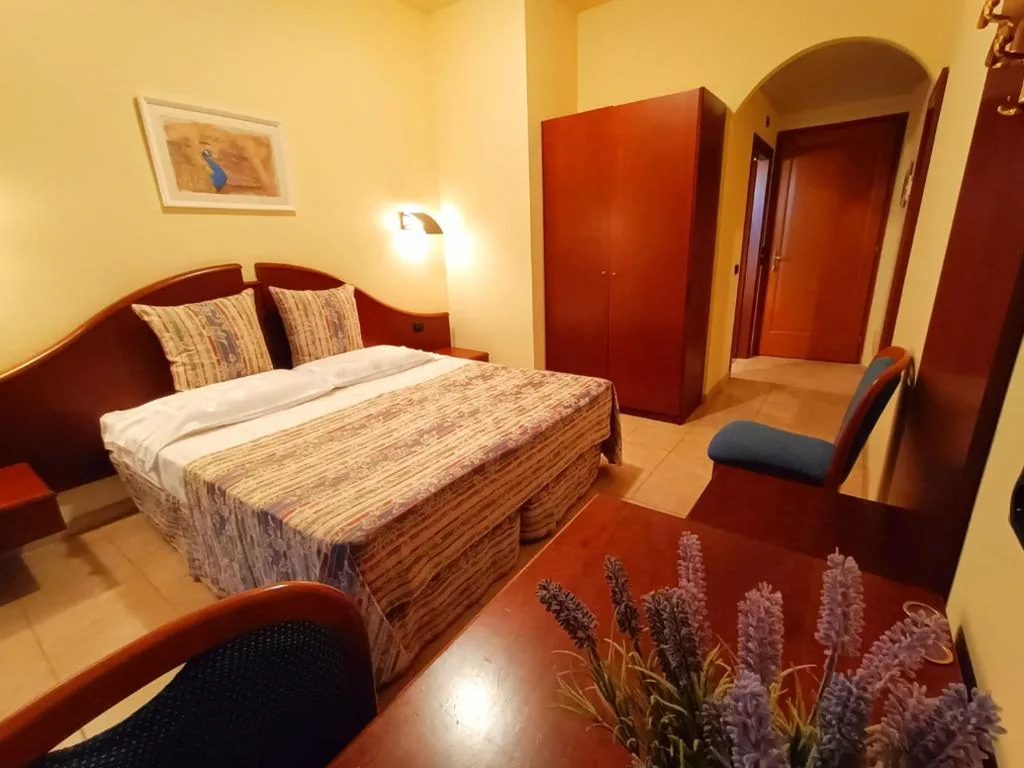 Camera Comfort Matrimoniale/Doppia con Letti Singoli con Balcone e Vista Montagna — Hotel Villa Isabella